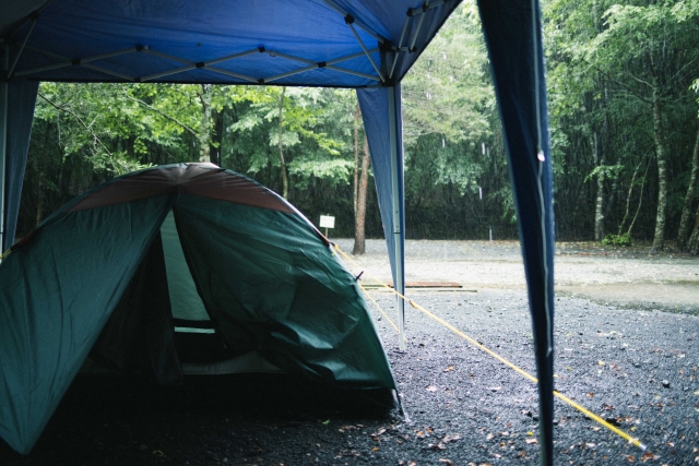 雨の日キャンプに大活躍 便利なワンタッチタープの使い方 タープテントのことならアイテント Itent